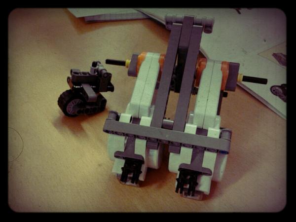 susannalof's tweet photo. Svinroligt med informationsteknologi = bygga robotar :D http://t.co/uz6q0FJU