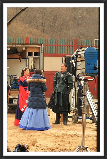 OneJoka's tweet photo. 용인 드라미아다녀오신분이 한컷! 꼭 김준이 둘 꼬시는것 같으심ㅋㅋㅋ http://t.co/bvuInwDh