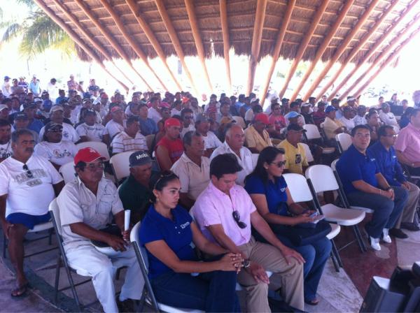 valco2's tweet photo. 260 pescadores se benefician hoy con  2500 mensuales durante la temperada de beda de langosta @HugoSanchez_IM http://t.co/1ifSn3WF
