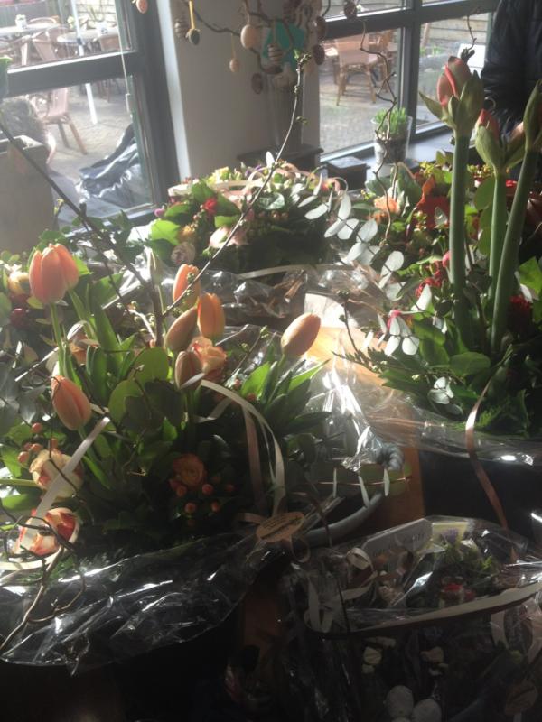 strendsend's tweet photo. Gezellige drukte op de opening #bedanktvoordebloemen http://t.co/tWpRlirY