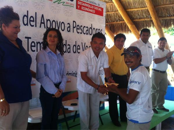 tvislamujeres's tweet photo. Encabeza @HugoSanchez_IM la entrega de apoyos a los pescadores de Isla Mujeres del programa por temporada de veda http://t.co/GRDjDYt6