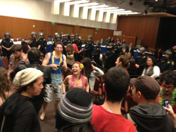 kendrayukiko's tweet photo. No spring break party is complete w/o riot cops. Im leaving soon b/c I don't feel like being arrested today #ucregents http://t.co/CwMsaG6X
