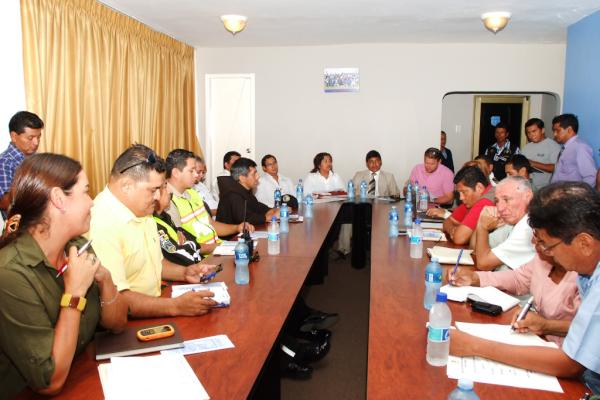 GADMSalinas's tweet photo. Coordinando con los miembros del COE-Salinas los operativos que se llevaran a efecto por el feriado de semana santa! http://t.co/pL575v4J