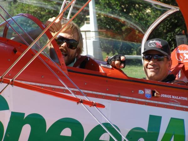 GranadosGaston's tweet photo. Haciendo acrobacia con el gran piloto Jorge malatini (!) http://t.co/a8HqOmzS