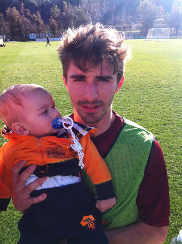 momyssima's tweet photo. @FabioBorini31 Auguroniiiiiii Fabio te vojo rivede domenica col coltello tra i denti ! Daje http://t.co/kVweRpG1