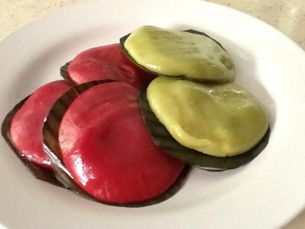rowfenn's tweet photo. Angkokuey wit x artificial colour-only wit red velvet beet rootand pandan leaves extract green. @SabahFood @KKCity http://t.co/F4g8a3V7