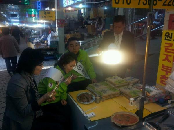 myson1952's tweet photo. 김치전의 달콤한 냄새에는 버틸 방법이 없네요.중앙시장 유세중에 잠시 김치전 먹었습니다.속초 중앙시장,요즘 환경도 많이 깨끗해지고 상인들의 친절의식도 많이 올라갔습니다. 방문하셔서 좋은 추억 만들어보시는건 어떨까요? http://t.co/erqh96iH