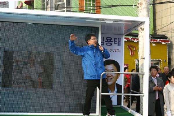 markhanbroker's tweet photo. 양천을 기호1번 김용태후보의 출정식모습을 스마트폰에 담아봤습니다 http://t.co/AoNL880S