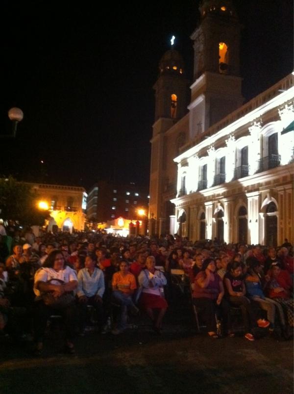PRI_Colima's tweet photo. Un gran ambiente de fiesta en el Jardín Libertad de #Colima #EPNLaEsperanzaDeMexico http://t.co/p69l9rRO