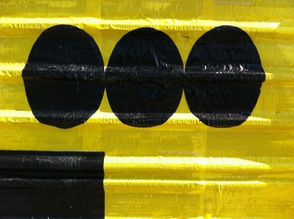 mjori's tweet photo. intervención artística en las vallas de obra de @Museum_unav http://t.co/yw9Y1AAS
