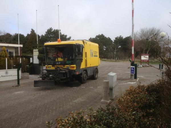 Een flinke veegbeurt voor de paden op de camping. Morgen moet alles er weer netjes uitzien.