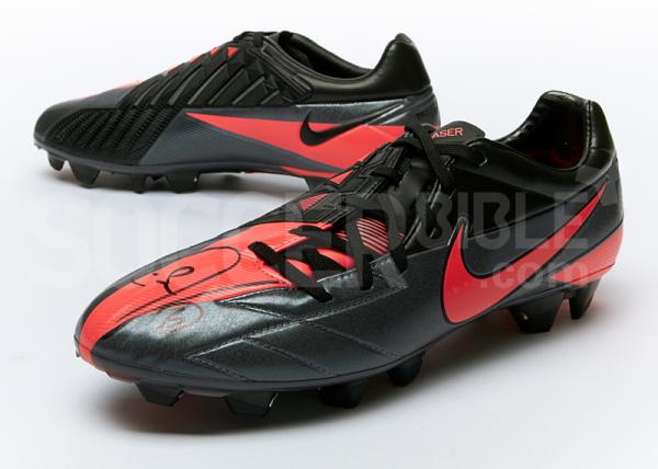 SoccerBible's tweet photo. Follow @SoccerBible & RT this for a chance to WIN a pair of T90 Nike football boots signed by @rioferdy5! #rioferdycomp http://t.co/XacQqlwB