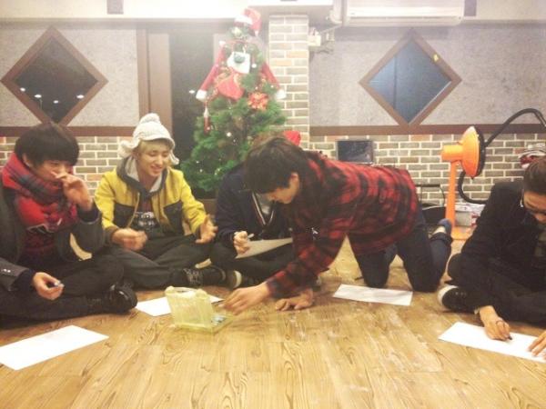 kkerplayer's tweet photo. 이 사진이 마지막이 될듯하네요^^

B1A4 화이팅
깨알플레이어 화이팅

시청자분들께도 감사드립니다 http://t.co/wMeOAy4t