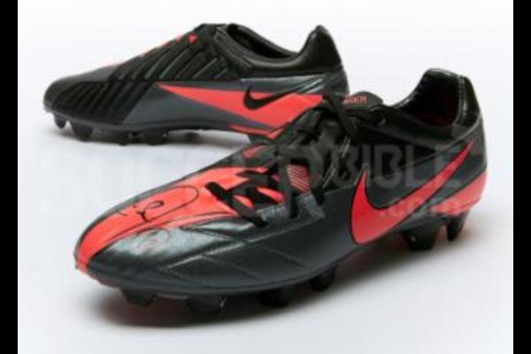 SoccerBible's tweet photo. Follow @SoccerBible & RT this for a chance to WIN a pair of Nike football boots signed by @rioferdy5! #rioferdycomp http://t.co/VzMqJjRP