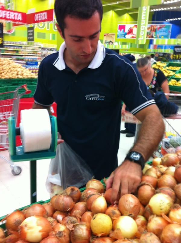 LuBassani's tweet photo. Era so o que eu faltava ver nessa vida, @rcadedo fazendo feira!!!! http://t.co/Q1v9jjhC