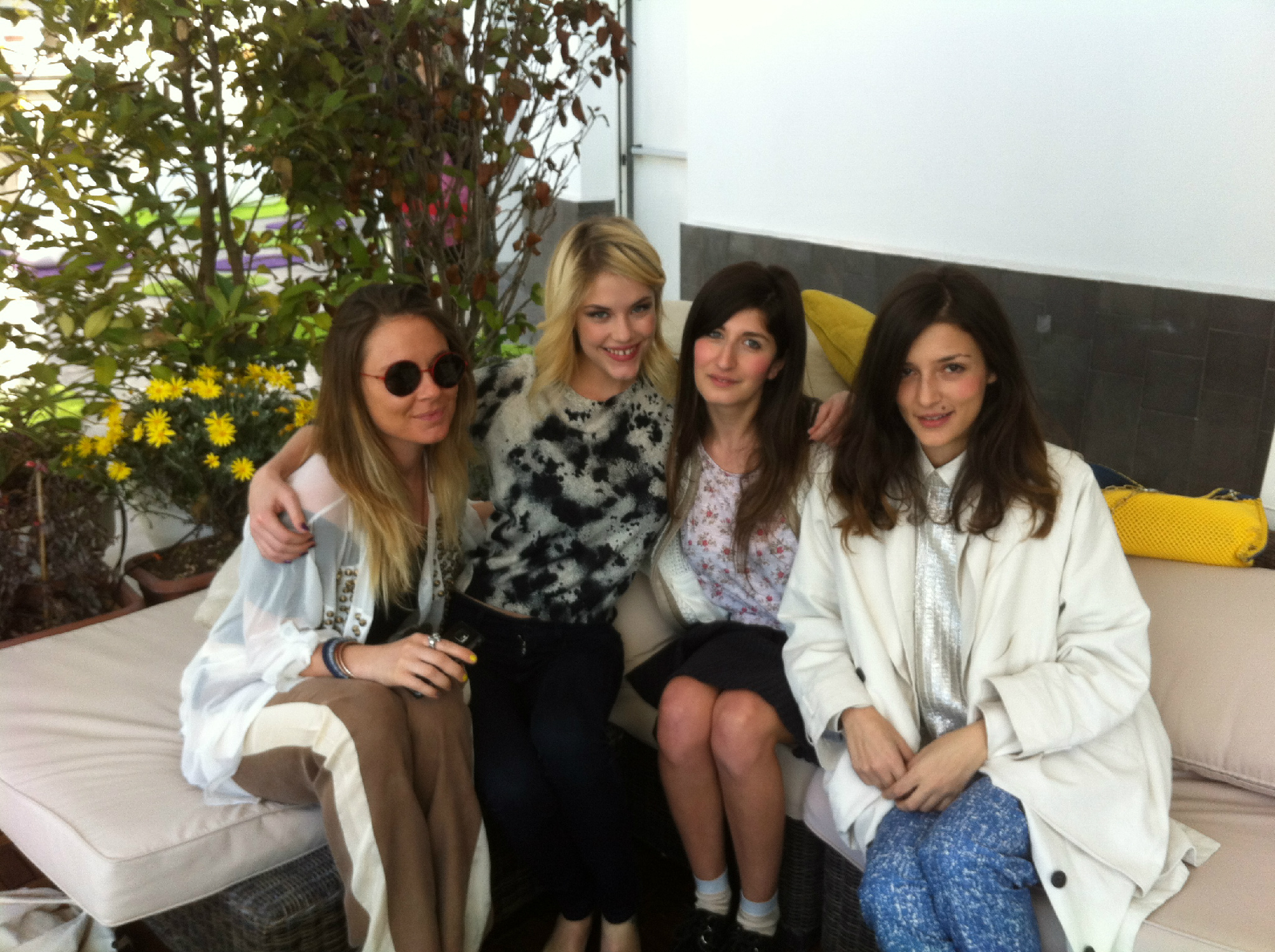 In Milano yesterday I hung out with Italy's three "IT" girls @luciaDelPasqua @valesiragusa and @Eleonoracarisi. http://t.co/P0T4qNYW