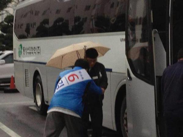 hbi5107's tweet photo. 비오는날. 출근하는 동서석유화학 
직원들 한분 한분인사하는
무소속 기호6번 김헌득후보
(두째날) http://t.co/OAzLa0Cq