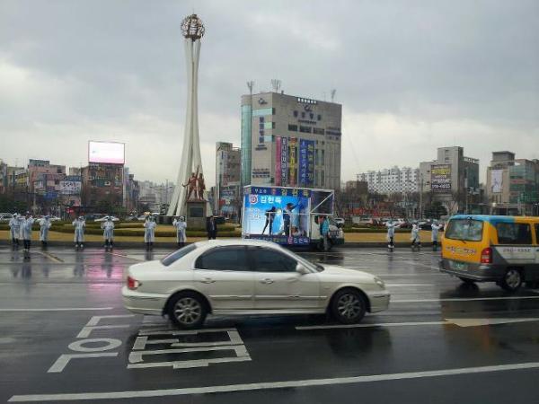 hbi5107's tweet photo. 비가오나. 바람부나
출근하는 시민들께 오늘도 
안전운전 하시고 즐거운 날
되시라고 인사하는
무소속 기호6번 ��헌득 후보 http://t.co/1rfBdB8M