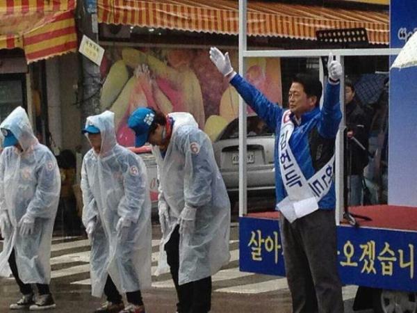 hbi5107's tweet photo. 퇴근하시는 시민들과
비오는날 운전 조심하시라고
비는 마음으로 
기호6번 무소속 김헌득 후보가 두손 번쩍들고 
오늘도 수고하셨습니다 
인사올리네요(태화로터리) http://t.co/QbJmRjsm