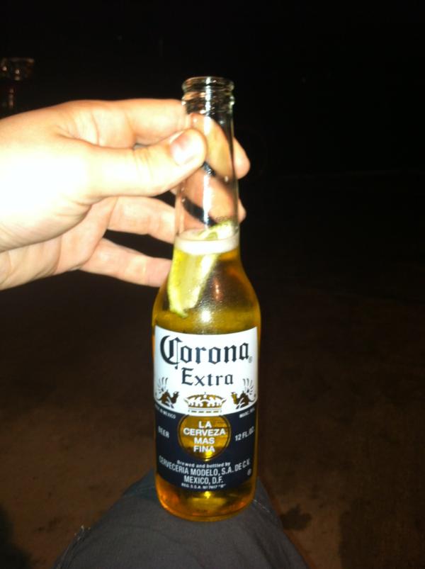 ThaRealChunk's tweet photo. LA CERVEZA MAS FINA #Corona http://t.co/7nqUIekC