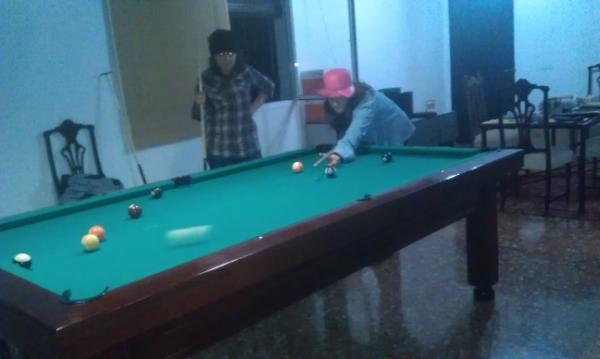 MariaMCarrasco's tweet image. Exando un rato al billar #LaPollo @lauratrenas