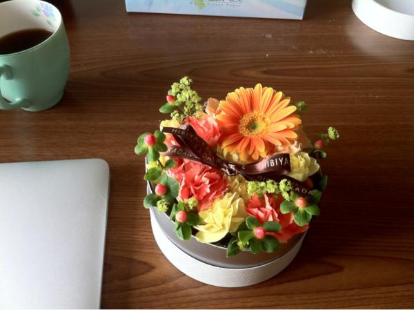 bigpon777's tweet photo. 妻からお疲れ様ということで花をもらいました。嬉しい。 http://t.co/flKc5Pve