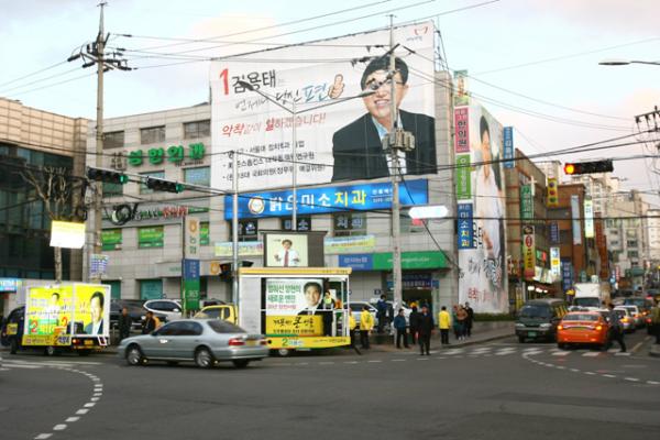 markhanbroker's tweet photo. 장사에도 상도덕이 있는데, 상대후보 선거사무소앞에 자리잡고 유세하는 메너는 과연 어디서 배운 싸자질까요? 기본이 안돼있는 후보를 과연 여의도로 보내놓으면 멱살잡이 불보듯 뻔하지 않나요? http://t.co/qPgekmSi