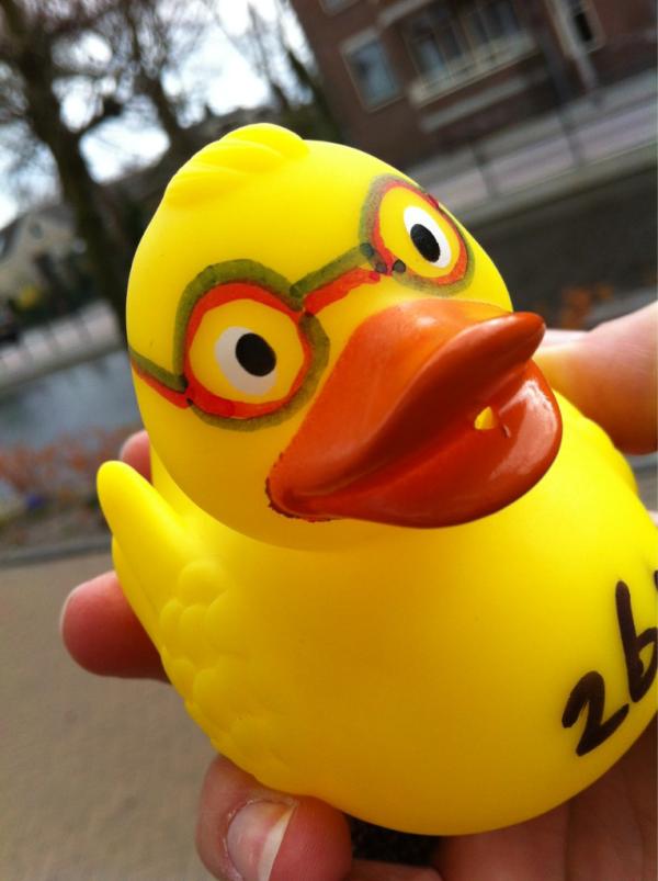 Tussen de 300 eendjes moet mn held natuurlijk wel opvallen..
#badeendenrace