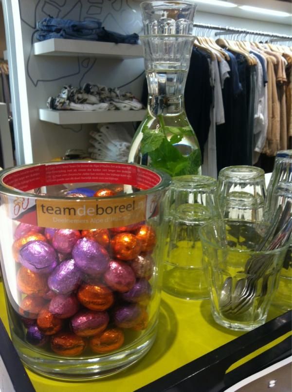 Donna_Fashion's tweet image. Hele weekend geopend! #modeweekend #deventer Met paaseitjes van #teamdeboreel #alpduzes bij de koffie!!
