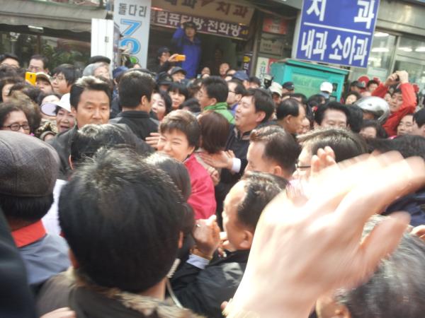 hanvit2525's tweet photo. 구리시 국회의원 주광덕의원 선거지원 유세차 구리시장에서 시장 상인들 및
수많은 구리시민들 인파에 둘러쌓인 새누리당 박근혜 비대워원장. http://t.co/qwG7tAds