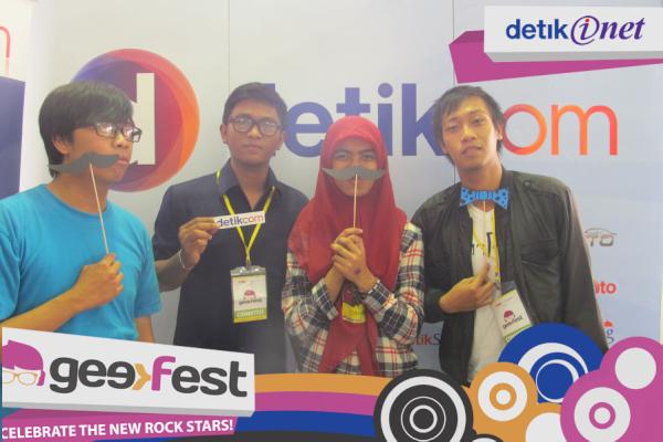 detikinet's tweet photo. Ajak teman2 INETers juga utk main ke booth #InetOnGeekFest. Seperti @mauuuull dan teman2nya ini #GeekFestID http://t.co/sagf6Les