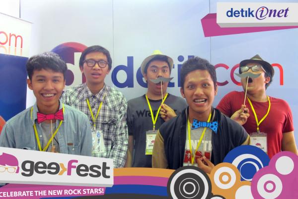 detikinet's tweet photo. Smile..... you're on the camera @desmonchrist @nyimeng @aldiansyahs @herriick @fadlilahafif #InetOnGeekFest #GeekFestID http://t.co/sJiCGpn8