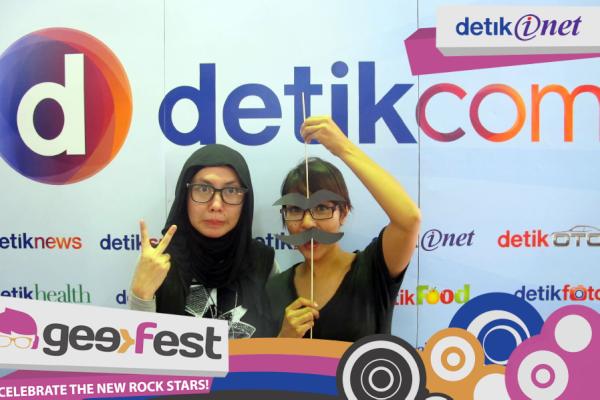 detikinet's tweet photo. Terima kasih @scenetya @pizzymakesdizzy udh mampir foto di booth #InetOnGeekFest nya #GeekFestID. Foto kalian keren d http://t.co/3c1cxilx
