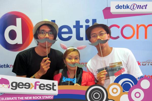 detikinet's tweet photo. Makin sore, makin seru yg ikutan foto di photobooth #InetOnGeekFest #GeekFestID @ratrichibi @vononye @moyocatur http://t.co/sAaD7vcj