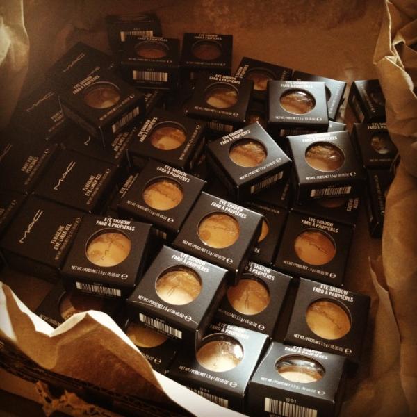 TheMakeupManual's tweet image. HELLLOOO?? Is it me ur looking for?? ❤ 
Welcom to themakeupmanual- 36 eyeshadows for my students #advancedclasses
