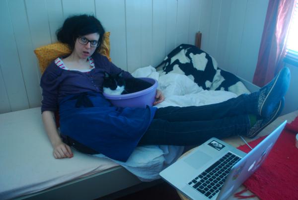 skinkeape's tweet photo. @HeleneBly Men du dømmer meg ikke når jeg oppbevarer katten i en bolle? http://t.co/LKJ0LmhK
