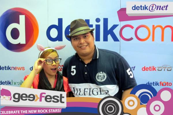 detikinet's tweet photo. Terima kasih ya @petrabarus sdh mampir dan foto2 di booth #InetOnGeekFest #GeekFestID :) http://t.co/Ov5yAS3p