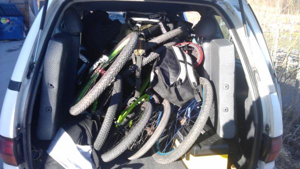 AndreLohman's tweet photo. This is how you pack a car! http://t.co/ESYGgFII