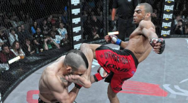 KarlAmoussou's tweet photo. This is a great high kick pic. Congrats to the @BellatorMMA photographer; great job. http://t.co/HgpQ1Yj9