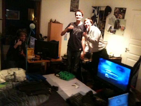hofvenschiold's tweet photo. Fuck #EarthHour #LAN with @FusRah_Alex @SverigeTweetarn @Immunity_sarina http://t.co/FCimzE3w