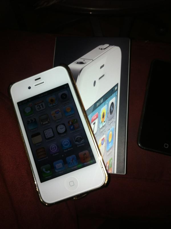 LABESHAA's tweet photo. My sis new phone @MiZz95s wea wea!! Welcome to the #iphoneteam caretoto lol! http://t.co/GAD47Uyp