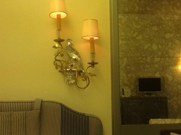 miekegeier's tweet image. Leis' gurrt der Vogel im Schatten der Schlund...