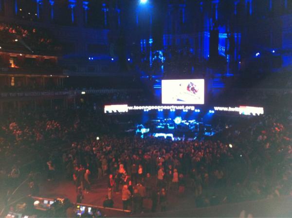 naughty_shortty's tweet photo. Just chilling in a box with a glass of wine @Hearin_Kieran #pulp #royalalberthall #sostressed http://t.co/vWFsa8Bb