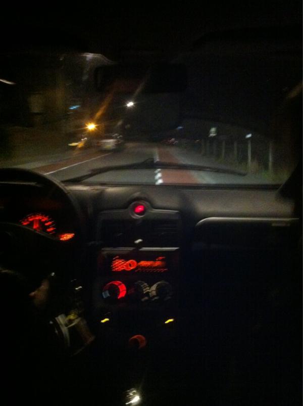 jessiedVR's tweet photo. In de achterbak bij marlijn , op naar de stad http://t.co/E2zWN6rA