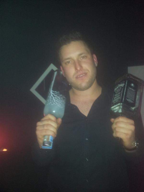 Fouiny_zian's tweet photo. @10APG je suis devant nrj hit avec une grosse bouteille de jack daniel's... sa menpechera pas de te kiffer APG <3 http://t.co/R9a8wNsP