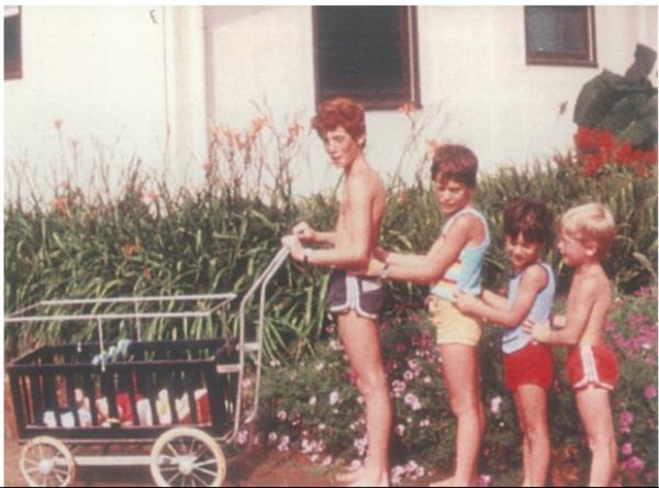SayWhatPhoto's tweet photo. “Where are the boys?” “Your daughters are out front playing "shopping"” http://t.co/Ey3poBHa