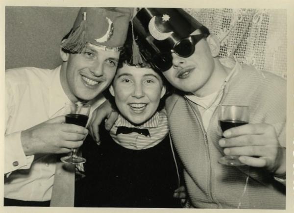 SayWhatPhoto's tweet photo. "Fuck those ladies who lunch, here's to the dudes who party with a fez on!! Found my new crew ya'll!" http://t.co/m2kD8i4Q