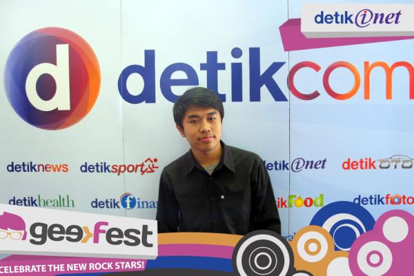 detikinet's tweet photo. Narsis2an bareng di booth #InetOnGeekFest @GeekFestID | @datchoenz http://t.co/yX2u23Hh