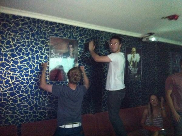 JessicaBlakemor's tweet photo. @JMA_34 @rockerville_23 tearing the room up #partypigs http://t.co/a0c7UtJ6