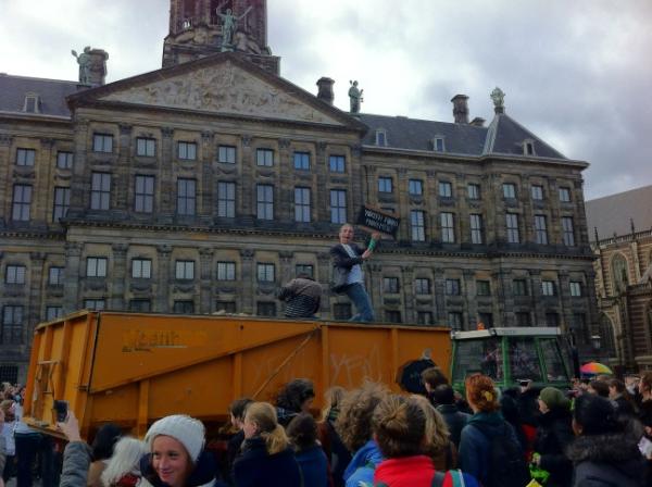 GeertBurema's tweet photo. Het regent piepers op de Dam! http://t.co/qTKbaMfJ